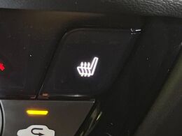 【前席シートヒーター】寒い日に重宝するシートヒーター！エアコンより早く温まってくれるので寒がりの人も安心ですね♪エアコンの温風は乾燥するから苦手、という方にもをおすすめです。