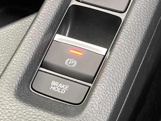 【電動パーキングブレーキ】パーキングブレーキは便利な電動式！ボタン一つで操作でき、アクセルを踏めば自動で解除されます♪レバーやペダルが無いので運転席廻りもすっきりしますね♪