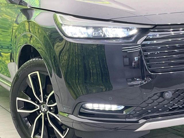【LEDヘッドライト】悪天候や夜間走行時も良好な視界を確保し安心して運転できる高輝度LEDヘッドライトを装備！点灯速度が早く、消費電力も抑えられています。