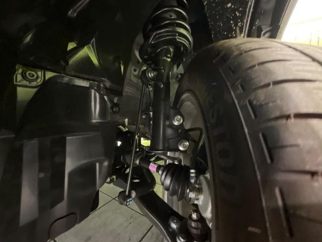 お車を安心してお乗りいただく為には、足回りの定期点検が欠かせません。サービスサポート（有償保証）では無料点検もご提供しており、安心のカーライフをお過ごしいただけるサポート体制が整っています。