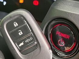 【Hondaスマートキー】カバンやポケットに入れたままでもドアの施錠・解錠が可能なスマートキーを装備。エンジンのオン・オフ時もカギを取り出す必要が無いからとっても便利です♪