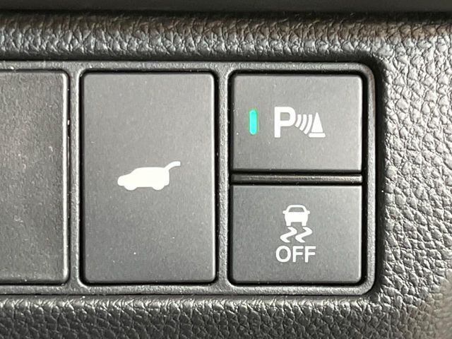 【パワーバックドア】スマートキーや運転席のボタンを押すだけでリアゲートが自動で開閉します！荷物を持っている時や、高い位置にあるバックドアを閉める際に便利な機能です♪