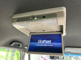 【フリップダウンモニター】大画面モニターで後席でもエンタメをお楽しみいただけます。小さなお子様にも大人気の装備です♪