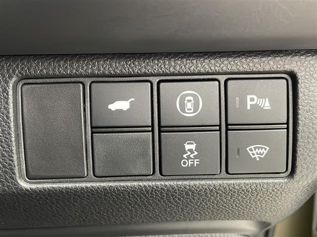 【パワーテールゲート】荷物を抱えた状態でもリアゲートの開閉が可能です！お買い物時やアウトドアの際に役立ちますね。