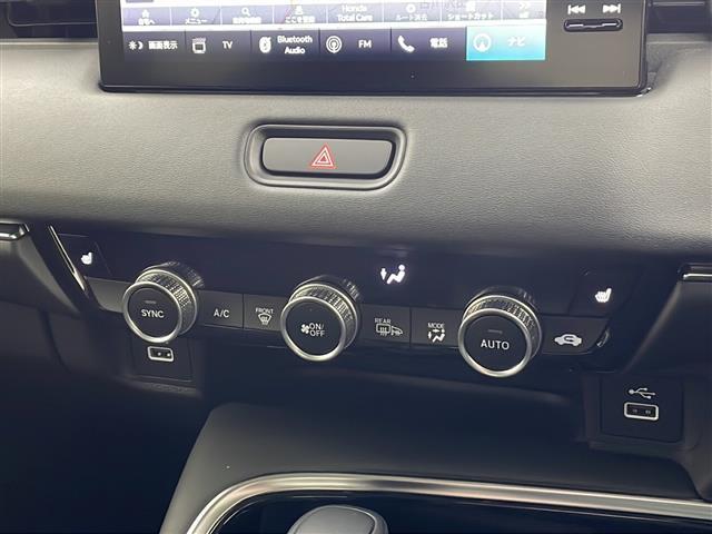 【フルオートエアコン】温度の設定のみで快適な風量やモードなどを自動調整します！コンピューターが設定温度に基づいた適切な空調を行うため、無駄な消費を抑えることができ燃費の向上も期待できます。