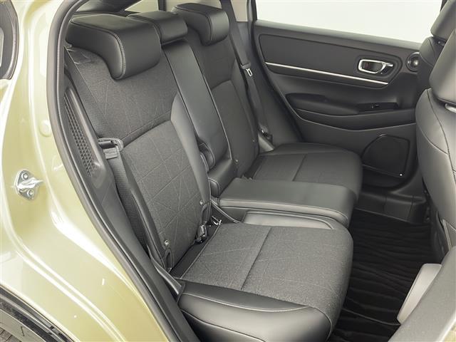 【後部座席】後席もゆったりドライブを楽しめます。内外装はプロこだわりのクリーニングで清潔なおクルマでご納車させていただきます！店舗での現車確認も承っています！