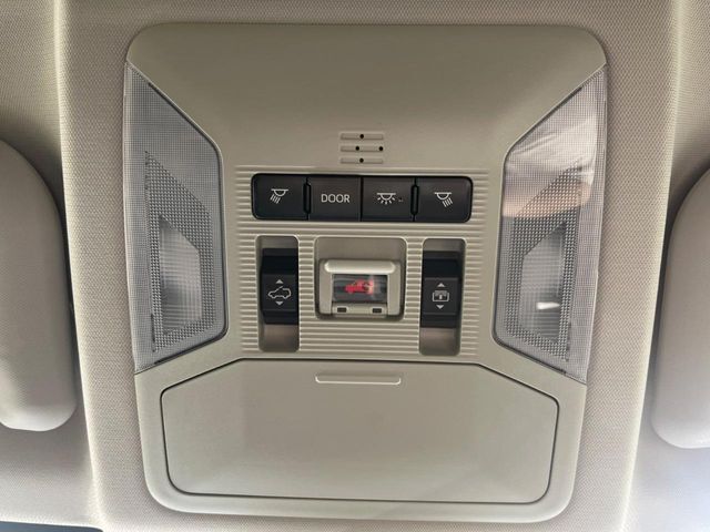 【サンルーフ】開放感たっぷりの希少装備、サンルーフが装着されています！車内に明かりを取り入れたり景色を楽しむ以外にも、車内の空気も簡単に換気できて快適です！