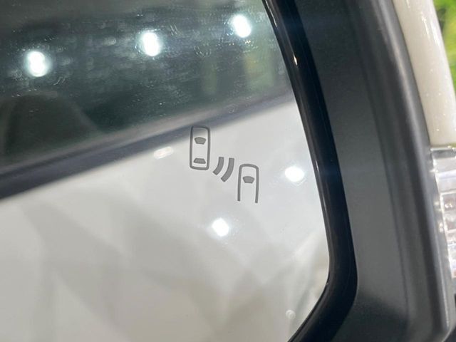 【ブラインドスポットモニター】走行中、ドアミラーの死角になりやすい箇所に後続車が接近するとサイドミラーのレンズに警告を表示！ドライバーに注意喚起をしてくれます。