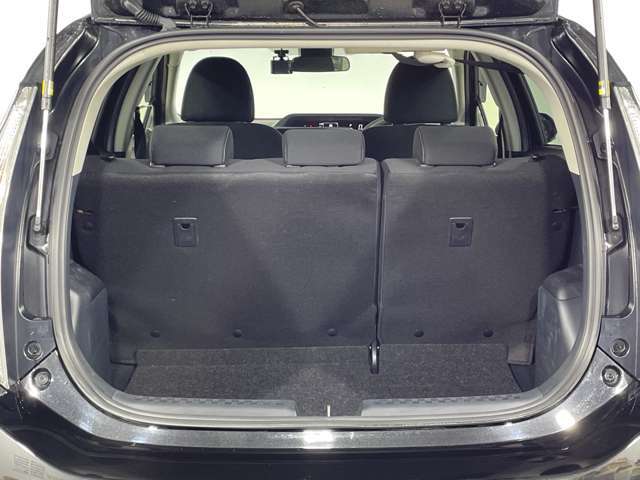 【トランク】積み込みやすくて、たっぷり積める荷室です。シートアレンジできるものは、乗車人数と荷物の量や大きさによってシートを動かすことができるので、より快適なドライブが可能です！