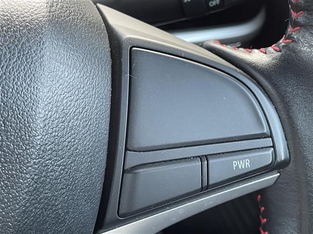 【エマージェンシーブレーキ】前方の状況をチェックし、車両や歩行者との衝突を回避したり、衝突による被害を低減するための技術です。