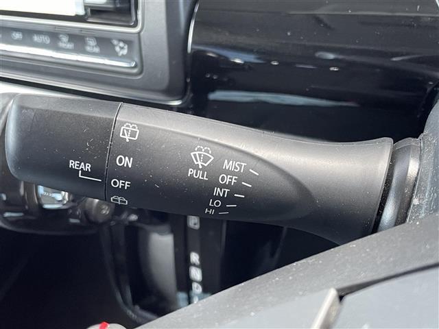 【エマージェンシーブレーキ】前方の状況をチェックし、車両や歩行者との衝突を回避したり、衝突による被害を低減するための技術です。