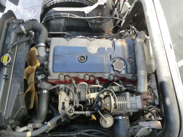 手入れの行き届いたディーゼルエンジンです。排気量は4.900ccでパワフル走行が可能です。型式は【KK】となっております。