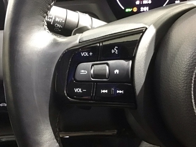 ステアリングにオーディオ操作スイッチが付いています。オーディオ画面に直接タッチしなくても操作が出来ますので、運転に集中できます。