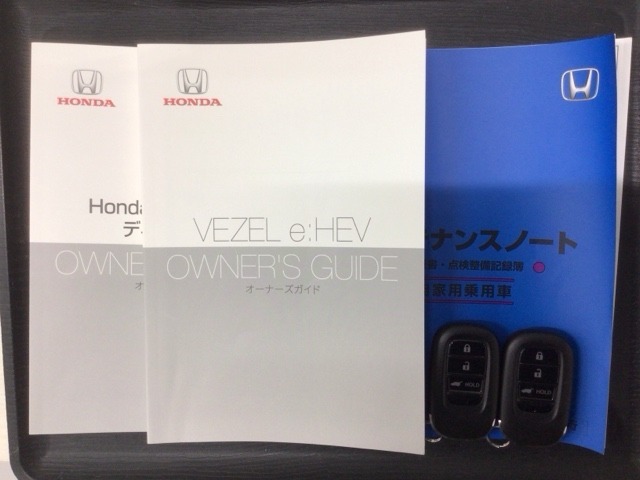 スマートキーは鍵をバッグに入れたままでもドアロックの開閉やエンジンのON・OFFができます。夜間や雨の日も鍵を探さなくて良いので便利です。