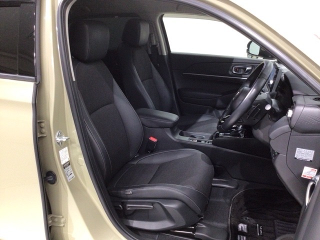 程よい硬さとホールド性が高くロングドライブも疲れにくいシートです。