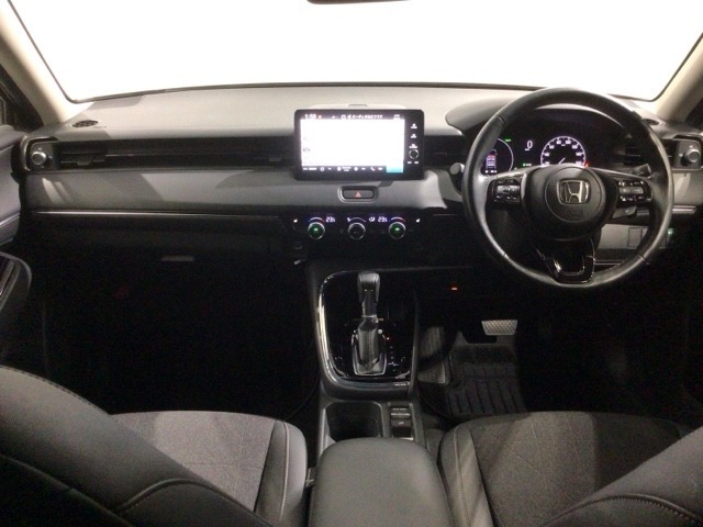 使いやすいレイアウトのダッシュボード周辺です。オートエアコンや小物入れなど嬉しい装備が満載です。