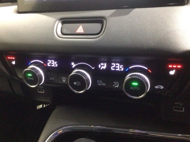 フロント両席にはシートヒーターが付いています！寒い日に便利な装備ですね。