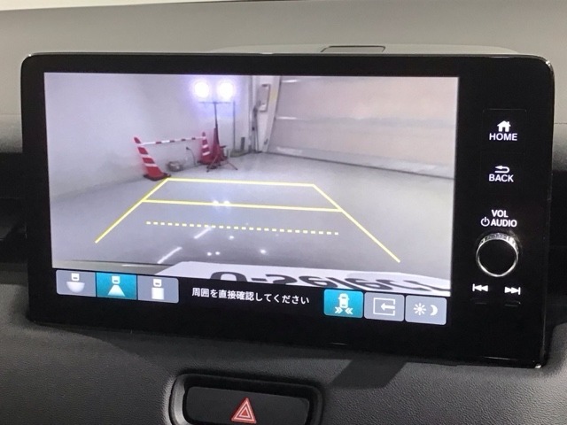 リバースギアに入れるだけで後方の表示へ切り替わります。夜間や雨の日の駐車も楽になりますよ。