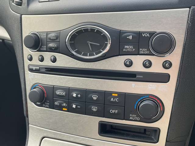 車内を快適に保つオートエアコンです