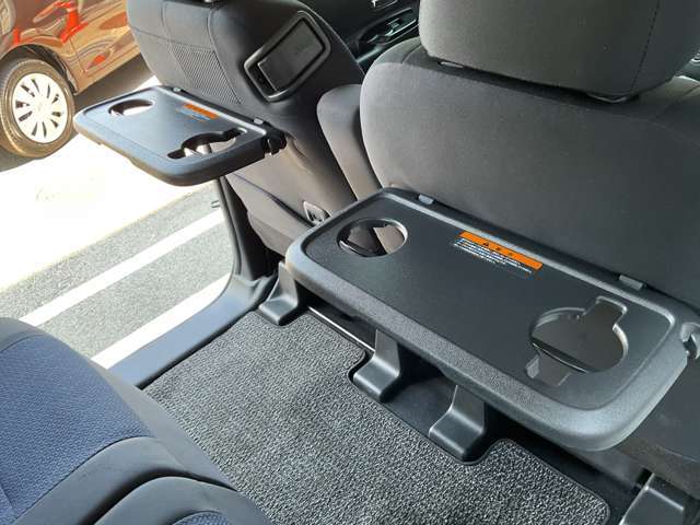 前席シートバックテーブルがあるので後部座席も快適に過ごせます♪