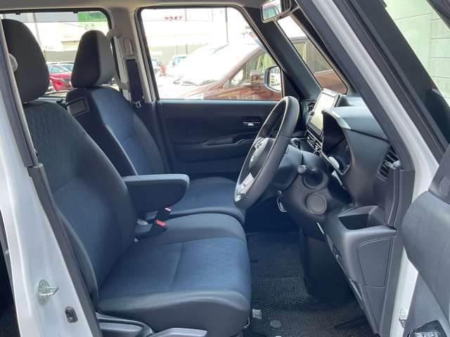 運転席・助手席は、ゆったりと座れるサイズで、長時間の運転でも快適です。