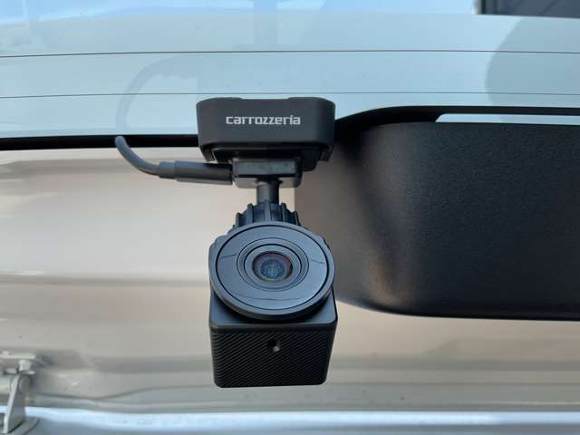 前後ドライブレコーダーを装着すれば、事故やトラブルの際、前方車両や後方車両の映像を録画し、客観的な証拠を残すことができます。また、あおり運転対策にも効果的です。