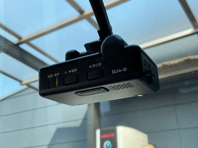 ドライブレコーダーは、車の運転中に前方の映像を記録する装置です。万が一の事故の際に、状況を記録して証拠として利用することができます。