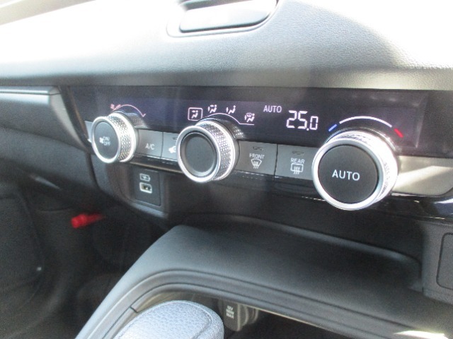 温度設定のみセットして頂ければ、車外気温に合わせて車内の温度を快適に保ってくれるオートエアコン機能付き！