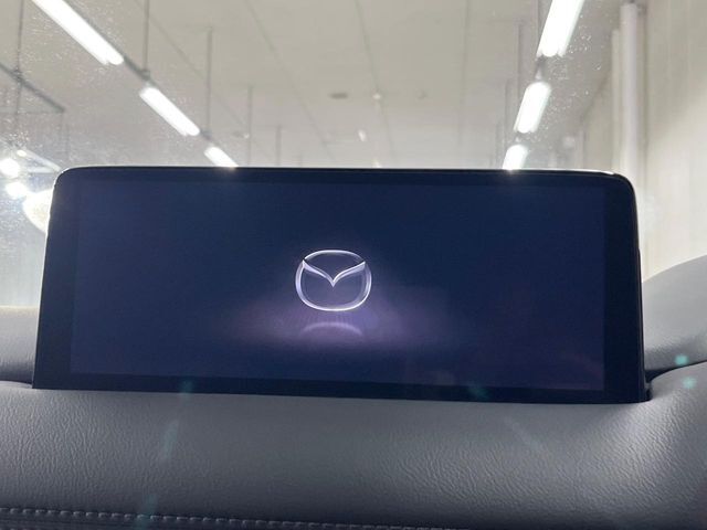 【10.25インチマツダコネクト】車内の雰囲気にマッチした大型ディスプレイ。スマホ接続でのナビ使用やBluetooth再生等、様々な機能が楽しめます。直感的なダイヤル操作が可能で、使い勝手も良好です。