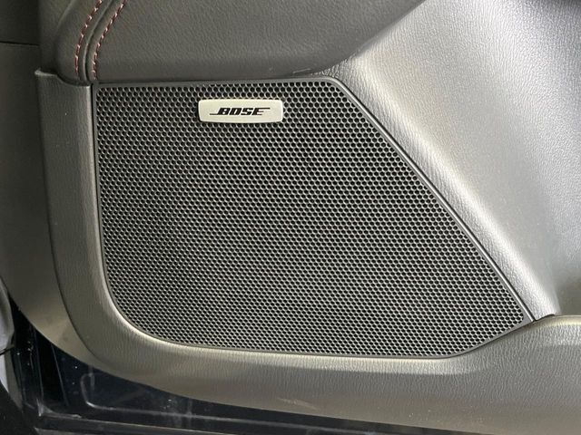【BOSEサウンドシステム】メーカーオプションの高品位サウンドシステムを搭載。専用のチューニングが施された大小様々なスピーカーから良質なサウンドが奏でられ、臨場感あふれる音響空間を演出します。