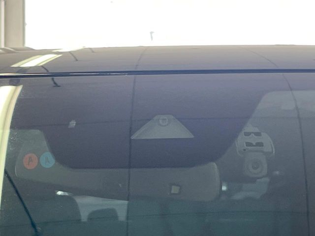 【i-ACTIVESENSE】走行中に前方の車両等を認識し、衝突しそうな時は警報とブレーキで衝突回避と被害軽減をアシスト。より安全にドライブをお楽しみいただけます。