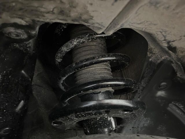 お車を安心してお乗りいただく為には、足回りの定期点検が欠かせません。サービスサポート（有償保証）では無料点検もご提供しており、安心のカーライフをお過ごしいただけるサポート体制が整っています。
