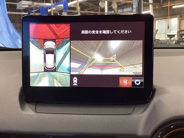 360°ビューモニターでは前後左右4つのカメラ映像をさまざまな走行状況に応じて切り替えてセンターディスプレイに表示することで、駐車時や狭い道でのすれ違い時、見通しの悪い交差点進入時でも安心感を高めます