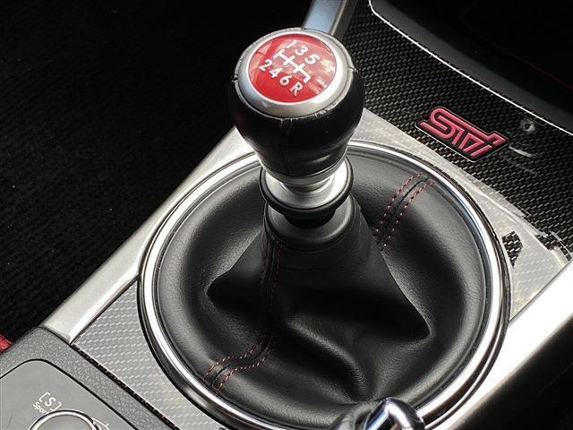 こちらのお車にはストラーダナビ地デジ・バックカメラ・CD・DVD・ブルートゥース・ETC・車高調・マフラー・エアロ・ワーク18AW・スマートキー・USB・LEDライト・フォグ・Rフィルムが装備！