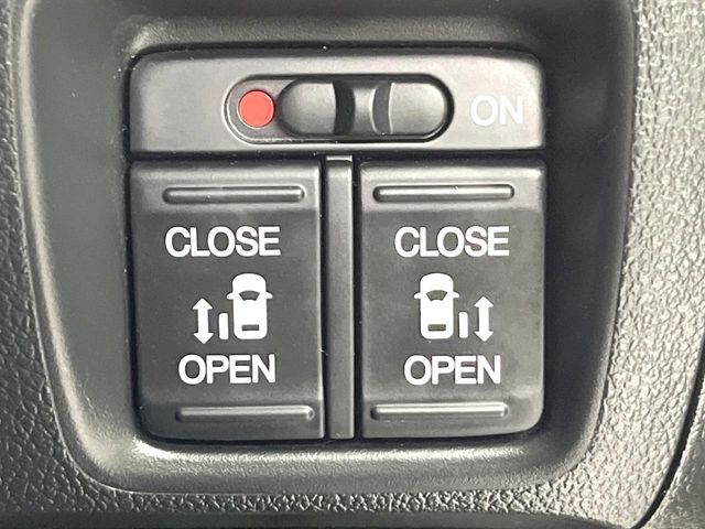 【両側パワースライドドア】スマートキーや運転席のスイッチで後席両側スライドドアの開閉が可能♪電動だから力を入れてドアを開ける必要が無く、小さなお子様でも簡単に開け閉めでき快適です♪