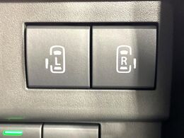 【両側パワースライドドア】スマートキーや運転席のスイッチで後席両側スライドドアの開閉が可能♪電動だから力を入れてドアを開ける必要が無く、小さなお子様でも簡単に開け閉めでき快適です♪