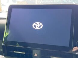 【10.5インチディスプレイオーディオ】高級感とインパクトのある大画面ナビを装備。各種オーディオ操作はもちろん、スマホ連携もできる利便性の高いナビです♪