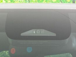 【トヨタセーフティセンス】走行中に前方の車両等を認識し、衝突しそうな時は警報とブレーキで衝突回避と被害軽減をアシスト。より安全にドライブをお楽しみいただけます。