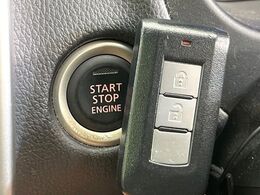 【インテリジェントキー】カバンやポケットに入れたままでもドアの施錠・解錠が可能なスマートキーを装備。エンジンのオン・オフ時もカギを取り出す必要が無いからとっても便利です♪