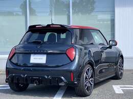 Emergency Service 365日24時間体制で、万一の故障などのトラブルに対応。応急処置のアドバイスのみならず、保証期間中は出張修理やレッカーなどの手配、さらにはお客様の代替交通手段やホテルの確保を行います。