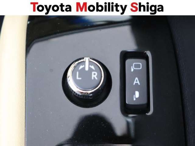 駐車時に便利なスマ-トキ-連動オ-ト格納式ドアミラーを装備しています。施錠すると自動的にドアミラーを格納する便利な機能です！