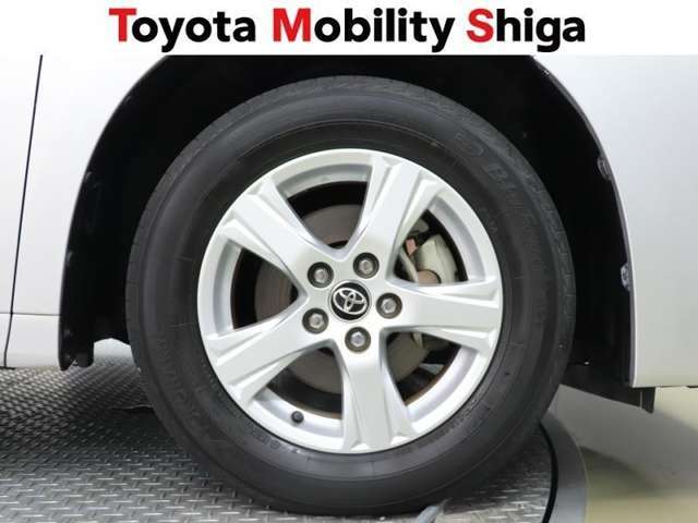 シンプルなデザインの純正アルミホイールが装着されています。
