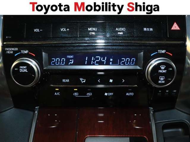 左右独立で温度調節ができるオートエアコンを装着しておりますのでドライブも快適に楽しめます！