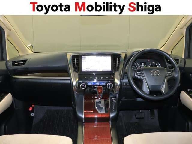 インテリアも細部にまでこだわりが詰め込まれています。快適なドライブが期待できる運転席です。