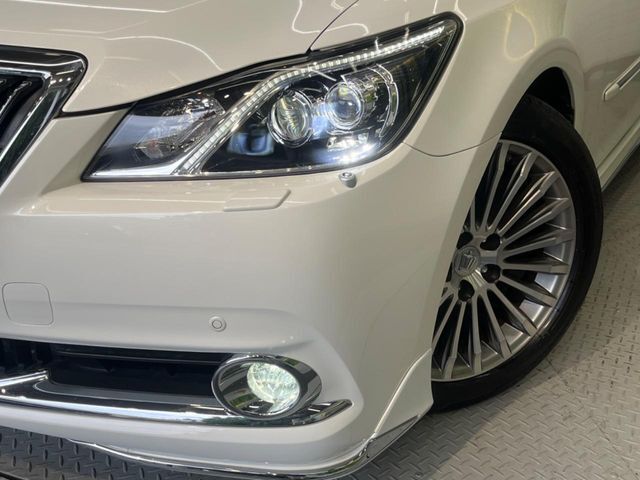 【LEDヘッドライト】悪天候や夜間走行時も良好な視界を確保し安心して運転できる高輝度LEDヘッドライトを装備！点灯速度が早く、消費電力も抑えられています。