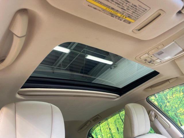 【ムーンルーフ】開放感たっぷりの希少装備、サンルーフが装着されています！車内に明かりを取り入れたり景色を楽しむ以外にも、車内の空気も簡単に換気できて快適です！