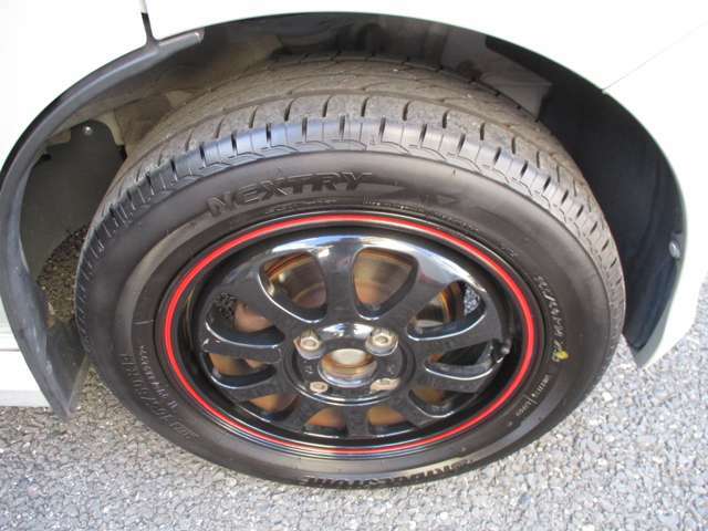 右フロントタイヤ・ホイール、タイヤは4輪共、溝は残っております。