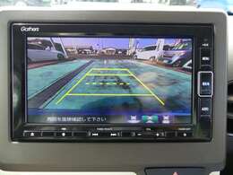 リアカメラが装備されており、後方の安全確認はもちろんのこと狭い場所での駐車や雨の日・夜間など視界の悪いコンディションでのストレスの軽減にもなります。