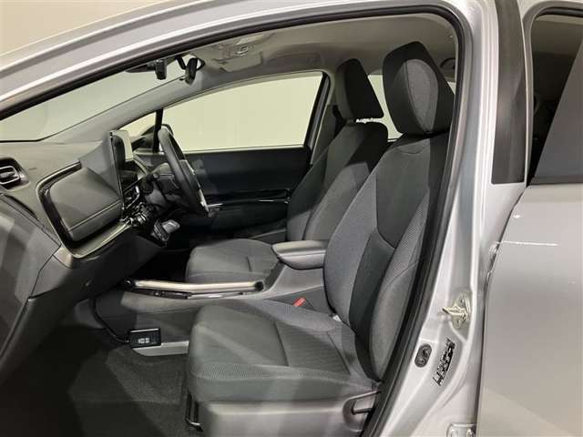 【運転席・助手席シート】いたみ、汚れなどは少なく、全体的に良好な状態です。