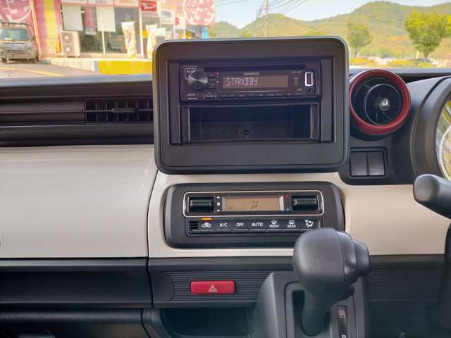 エアコンはオート式になっていて、車内の温度調節が容易にできます♪